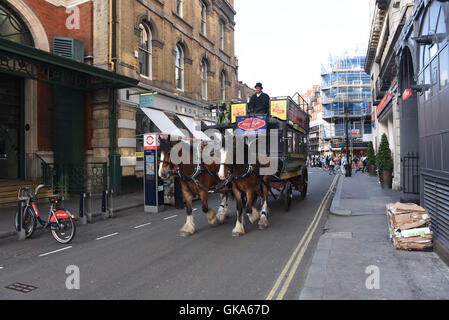 Un vecchio a cavallo il omnibus è visto che rende il modo attraverso il Covent Garden di Londra, Regno Unito dotato di: atmosfera dove: Londra, Regno Unito quando: 12 Maggio 2016 Foto Stock