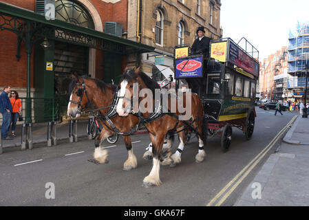 Un vecchio a cavallo il omnibus è visto che rende il modo attraverso il Covent Garden di Londra, Regno Unito dotato di: atmosfera dove: Londra, Regno Unito quando: 12 Maggio 2016 Foto Stock