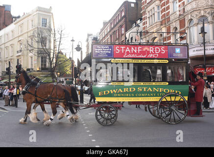 Un vecchio a cavallo il omnibus è visto che rende il modo attraverso il Covent Garden di Londra, Regno Unito dotato di: atmosfera dove: Londra, Regno Unito quando: 12 Maggio 2016 Foto Stock