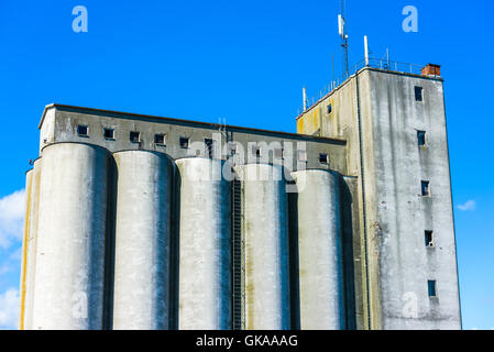 Bergkvara, Svezia - 10 agosto 2016: Il vecchio e abbandonato silos verso il basso dal porto. Foto Stock