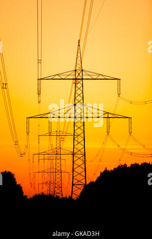 Tralicci di energia elettrica al tramonto Foto Stock