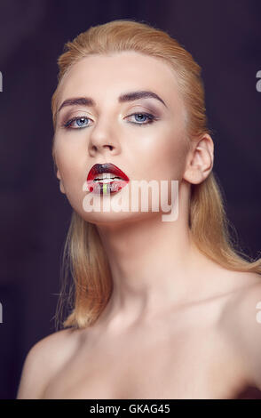 La bellezza della donna con il creative make up red labbra carnose Foto Stock