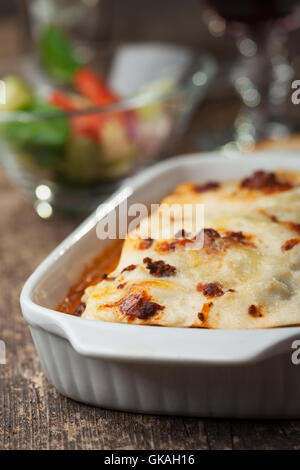 Le lasagne italiane su una piastra quadrata Foto Stock