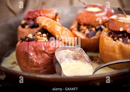 Mele cotte con salsa alla vaniglia Foto Stock