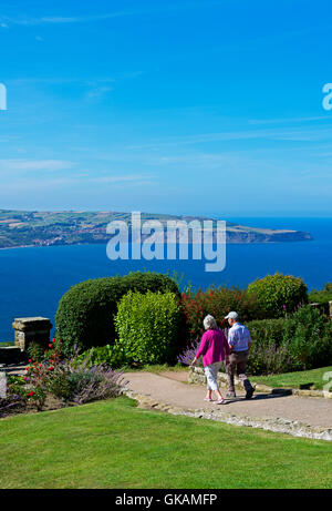 Coppia senior a passeggiare nel giardino di Raven Hall Hotel, Ravenscar, North Yorkshire, Inghilterra, Regno Unito Foto Stock