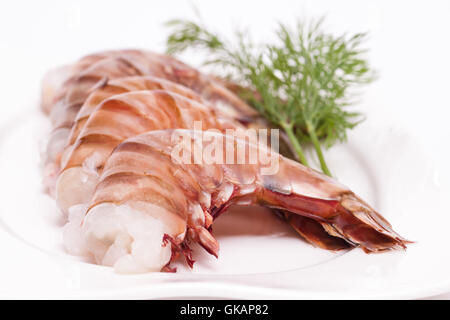 Gamberi su una piastra bianca Foto Stock
