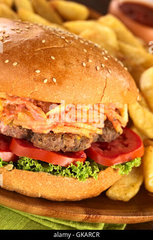 Hamburger con patatine fritte Foto Stock