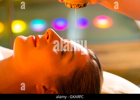 Donna godendo di un olio di ayurveda massaggi Foto Stock