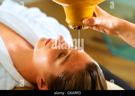 Donna godendo di un olio di ayurveda massaggi Foto Stock