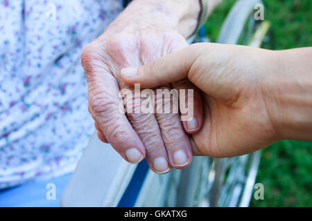 Donna mani mano Foto Stock