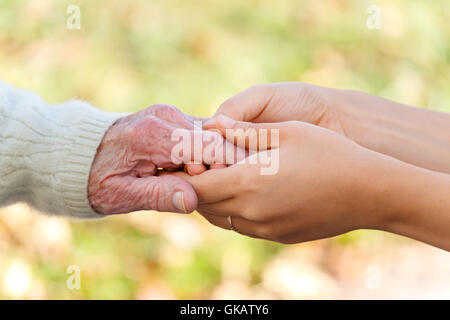 Donna mani mano Foto Stock