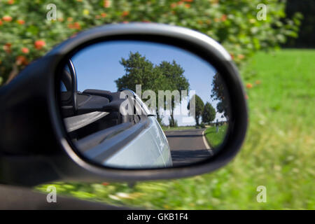 La corsa in una cabriolet - guardare nello specchio Foto Stock