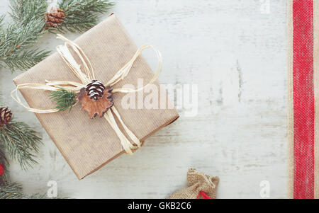 Regalo di natale avvolto in carta marrone. Vintage immagine tonico, vista dall'alto, uno spazio vuoto Foto Stock