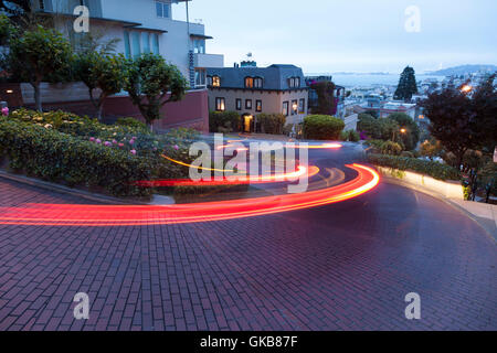 San Francisco, California: lunga esposizione di Lombard Street famosa per i suoi tornanti in russo Hill quartiere. Foto Stock