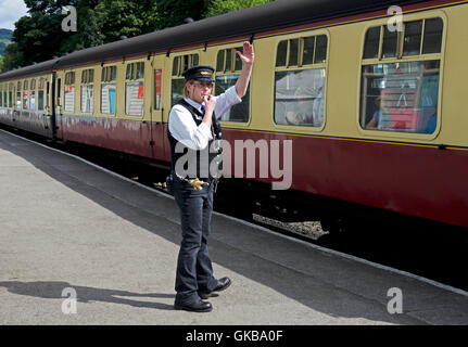 Treno a vapore a Grosmont stazione sulla North Yorkshire Moors Railway, North Yorkshire, Inghilterra, Regno Unito Foto Stock