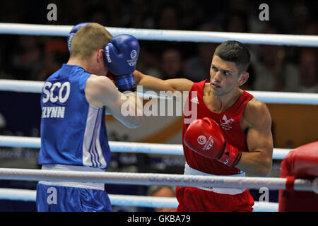 Giuseppe Cordina, il Galles (rosso) v Charlie Flynn, Scozia (blu) in uomini di peso leggero (60kg) semifinali al SECC, 2014 giochi del Commonwealth, Glasgow. Charlie Flynn ha vinto lo scontro. Foto Stock