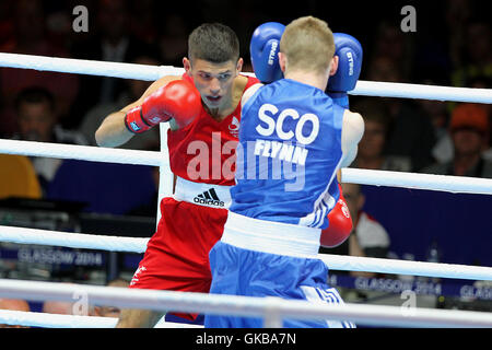 Giuseppe Cordina, il Galles (rosso) v Charlie Flynn, Scozia (blu) in uomini di peso leggero (60kg) semifinali al SECC, 2014 giochi del Commonwealth, Glasgow. Charlie Flynn ha vinto lo scontro. Foto Stock