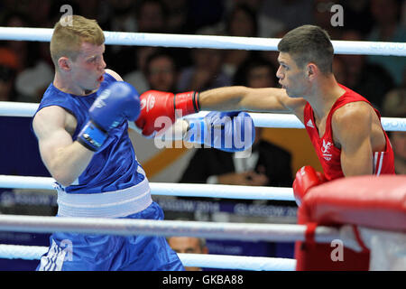 Giuseppe Cordina, il Galles (rosso) v Charlie Flynn, Scozia (blu) in uomini di peso leggero (60kg) semifinali al SECC, 2014 giochi del Commonwealth, Glasgow. Charlie Flynn ha vinto lo scontro. Foto Stock