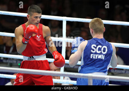 Giuseppe Cordina, il Galles (rosso) v Charlie Flynn, Scozia (blu) in uomini di peso leggero (60kg) semifinali al SECC, 2014 giochi del Commonwealth, Glasgow. Charlie Flynn ha vinto lo scontro. Foto Stock