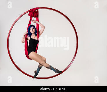 Giovane donna in appesa in un galleggiante rosso ring, Virginia Beach, Foto Stock