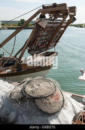 Pot realizzata in rete di nylon con più camere adatte per la pesca in laguna ad asciugare sul molo. Foto Stock