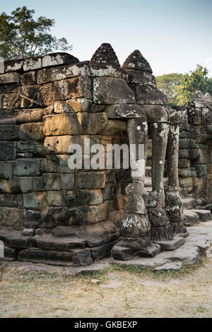 Elephant terrazza è una parte di Angkor, Cambogia il tempio fatiscente complesso di muri, terrazzi re Angkor è utilizzato come una piattaforma per guardare il suo esercito vittorioso ritorno a casa Foto Stock