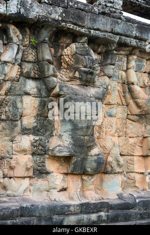 Elephant terrazza è una parte di Angkor, Cambogia il tempio fatiscente complesso di muri, terrazzi re Angkor è utilizzato come una piattaforma per guardare il suo esercito vittorioso ritorno a casa Foto Stock