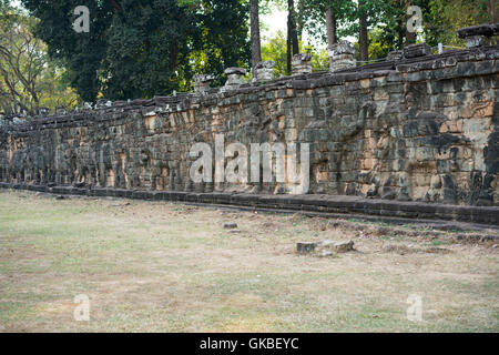 Elephant terrazza è una parte di Angkor, Cambogia il tempio fatiscente complesso di muri, terrazzi re Angkor è utilizzato come una piattaforma per guardare il suo esercito vittorioso ritorno a casa Foto Stock