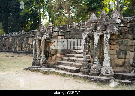 Elephant terrazza è una parte di Angkor, Cambogia il tempio fatiscente complesso di muri, terrazzi re Angkor è utilizzato come una piattaforma per guardare il suo esercito vittorioso ritorno a casa Foto Stock