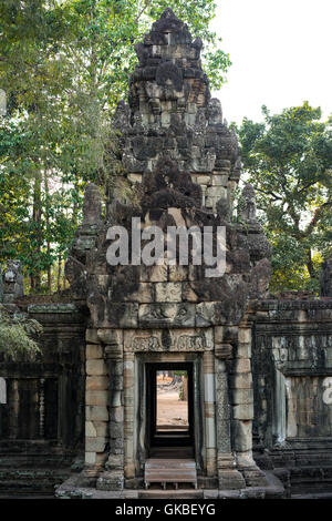 Elephant terrazza è una parte di Angkor, Cambogia il tempio fatiscente complesso di muri, terrazzi re Angkor è utilizzato come una piattaforma per guardare il suo esercito vittorioso ritorno a casa Foto Stock