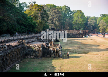 Elephant terrazza è una parte di Angkor, Cambogia il tempio fatiscente complesso di muri, terrazzi re Angkor è utilizzato come una piattaforma per guardare il suo esercito vittorioso ritorno a casa Foto Stock