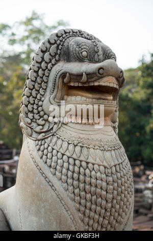 Elephant terrazza è una parte di Angkor, Cambogia il tempio fatiscente complesso di muri, terrazzi re Angkor è utilizzato come una piattaforma per guardare il suo esercito vittorioso ritorno a casa Foto Stock