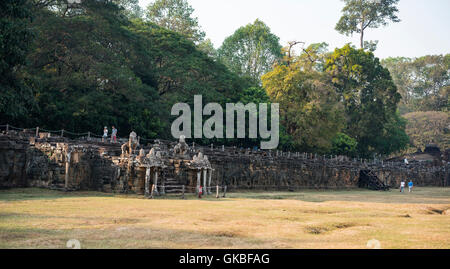 Elephant terrazza è una parte di Angkor, Cambogia il tempio fatiscente complesso di muri, terrazzi re Angkor è utilizzato come una piattaforma per guardare il suo esercito vittorioso ritorno a casa Foto Stock