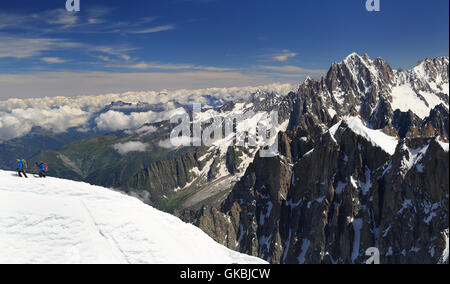 Gli alpinisti sulle Alpi francesi montagne vicino Aiguille du Midi, Francia, Europa Foto Stock