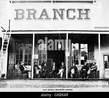 BARNARD'S EXPRESS. I dipendenti della tappa canadese azienda di pullman al di fuori del loro ramo di Yale in British Columbia circa 1867. Foto Federico Dally/University of British Columbia creatore: Dally, Frederick Data di creazione: [1867 o 1868] Fonte: formato originale: University of British Columbia. Libreria. Libri Rari e collezioni speciali. Langmann collezione. URL permanente: http://digitalcollections.library.ubc.ca/cdm/ref/collection/langmann/id/309 progetto sito Web:http://digitalcollections.library.ubc.ca/cdm/landingpage/collection/langmann Foto Stock