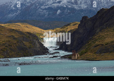 Salto Grande. Cascata che collega il Lago Nordenskjoldin e Lago Pehoe nel Parco Nazionale di Torres del Paine Magallanes, Cile Foto Stock