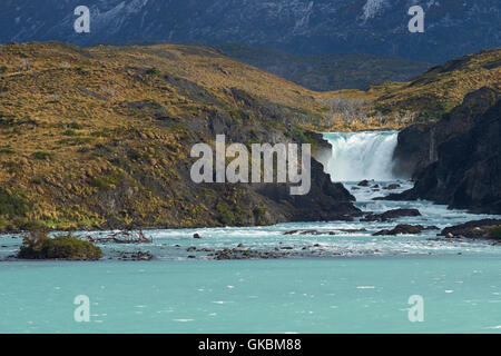 Salto Grande. Cascata che collega il Lago Nordenskjoldin e Lago Pehoe nel Parco Nazionale di Torres del Paine Magallanes, Cile Foto Stock