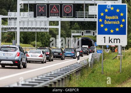 Trafficjam causato dai viaggiatori nel sud. | Utilizzo di tutto il mondo Foto Stock