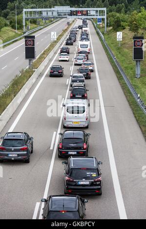 Trafficjam causato dai viaggiatori nel sud. | Utilizzo di tutto il mondo Foto Stock