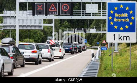 Trafficjam causato dai viaggiatori nel sud. | Utilizzo di tutto il mondo Foto Stock