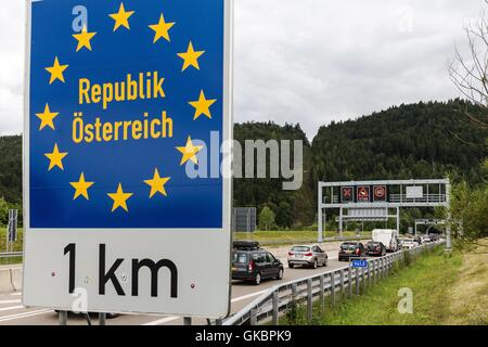 Trafficjam causato dai viaggiatori nel sud. | Utilizzo di tutto il mondo Foto Stock