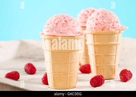 Tre gelato al lampone in cialde Foto Stock