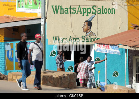 Gli uomini del salone per parrucchieri chiamato dopo il WhatsApp messenger a Kigali, Ruanda, Africa. Foto Stock