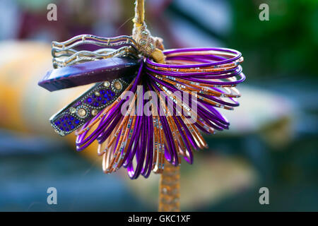 Mazzetto di Bangle appeso,con sfondo sfocato, isolato, il fuoco selettivo, profondità di campo, il concetto di bellezza & ornamento Foto Stock