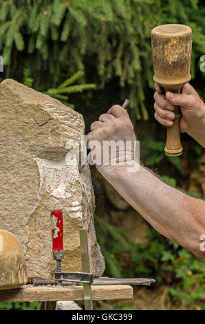 Scultore durante la modifica di una scultura Foto Stock