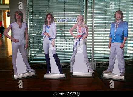 Aufstellfiguren der legendaeren Popgruppe " Abba' auf dem Flughafen Stoccolma: Benny Andersson, Anni-Frid Lyngstad, Agnetha Faelt Foto Stock