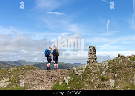 Walkers sul Vertice di Rosso ghiaioni, Lake District, Cumbria, Regno Unito Foto Stock