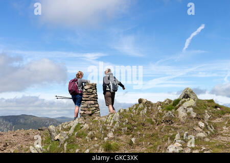 Walkers sul Vertice di Rosso ghiaioni, Lake District, Cumbria, Regno Unito Foto Stock