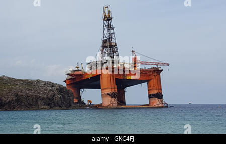 La Transocean vincitore piattaforma di perforazione che si è arenata sulla spiaggia di Dalmore nell'area di Carloway dell'isola di Lewis dieci giorni fa, come la ditta di olio si è scusato come ha ammesso che non è pronto a ri-galleggiante la struttura gigante. Foto Stock