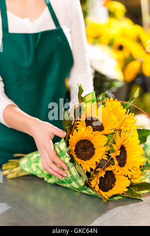 Donna mani mano Foto Stock